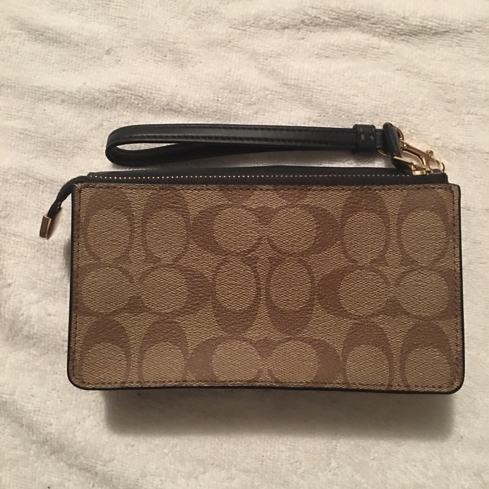 SALE!! Coach Wristlet comes in original box - Picture 3 of 16
